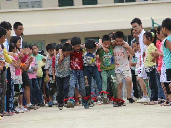 7��28�����V�|�̌W(xu��)Ժ��С�ٟ���ɽ�^(q��)���W(xu��)����֧���(du��)������С�W(xu��)�e�k���\(y��n)��(d��ng)�����mȻ���ز�δ�޽������������(du��)�T��Ŭ���ͺ��ӂ���ƴ�������\(y��n)��(d��ng)���A�M�Y(ji��)�����D�麢�ӂ��ڱ�ِ�ЈF(tu��n)�Y(ji��)�f(xi��)�����������Ρ�