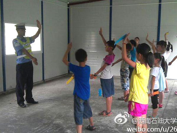 7��24��������ʯ�ʹ�W(xu��)У��ӛ�߈F���Ű�֧��־Ը꠽o���ӂ�������һ�ò�һ�ӵ��I(y��)�w��n�����а������t(y��)�����ώ����������ƌW(xu��)������ώ���N�I(y��)��꠆T��ϣ�������ӂ��ڸ����I(y��)�ώ�ָ��(d��o)�£��܌�δ����������Mϣ�����D�顰���������ڽ̌�(d��o)���ӂ���ָͨ�]�Ļ��A(ch��)�ք���