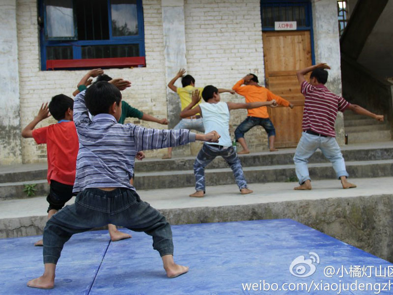 7��31�գ���С�ٟ���ɽ�^(q��)���W(xu��)����֧���(du��)��ǭ����ؑ�S�h�����l(xi��ng)����С�W(xu��)����20���֧�̻�Ӽ����Y(ji��)���������������ҵ�Ͷ�뵽����ˇ�R�ݵĜ�(zh��n)���A�����D�麢�ӂ��ڞ�R���u�����ž���