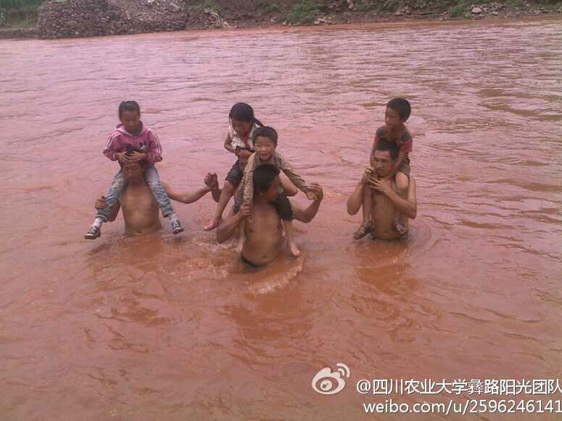 7��17�����Ĵ��r(n��ng)�I(y��)��W(xu��)����·�(y��ng)�⡱�F(tu��n)�(du��)����������ɽ��ϲ�¿h�ɺӿ��(zh��n)�_չ֧�̻��(d��ng)���ɺӿ��(zh��n)��̎ƫƧ��ȫ��ĺ���ÿ�춼Ҫ���Ѓɂ�(g��)��С�r(sh��)�όW(xu��)��;����Ҫ���^һ�l30�׌��ĺ������D������W�����Ӷ��^�R����ĺ�����