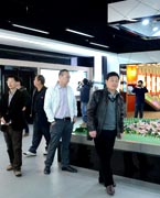 晉江城市展館　　晉江城市展館大樓位于世紀(jì)大道西側(cè)，于2004年12月動(dòng)工建設(shè)，地上四層、地下一層，總建筑面積為18645平方米，項(xiàng)目總投資為7500萬(wàn)元。