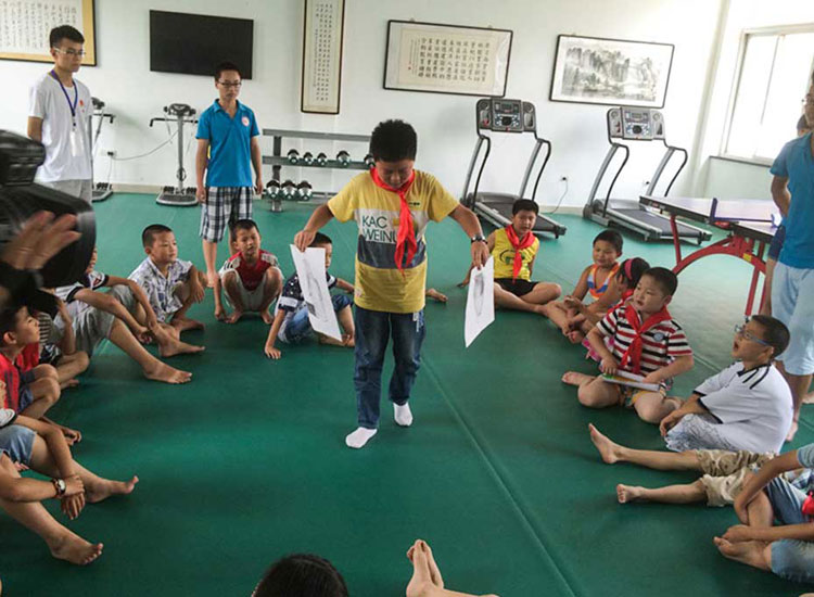 С���т���־Ը��չʾ�Լ��Ĳ�ˇ��