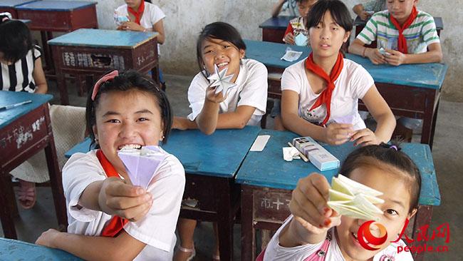 ���ϿƼ���W(xu��)��һ��һ·���x��(w��)֧���c����(zh��n)��ؚ�{(di��o)�Ќ�(sh��)�`�F(tu��n)��������ꖿh��¹ɽ�(zh��n)�u�ŸG���_չ�x��(w��)֧�̺ͷ�ؚ�{(di��o)�У�־Ը�߽o���ӂ��_�O(sh��)�ֹ��n�����D�麢�ӂ�չʾ�ֹ���Ʒ�����F(tu��n)�(du��)�ṩ��