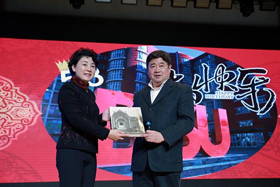 故宮博物院院長單霽翔(右)向北京第二外國語學(xué)院黨委書記顧曉園(左)贈(zèng)送禮物