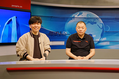 電影頻道節(jié)目中心副總編輯王平久（右）、音樂制作人常石磊（左）做客人民網(wǎng)。人民網(wǎng)記者 皇甫萬里 攝