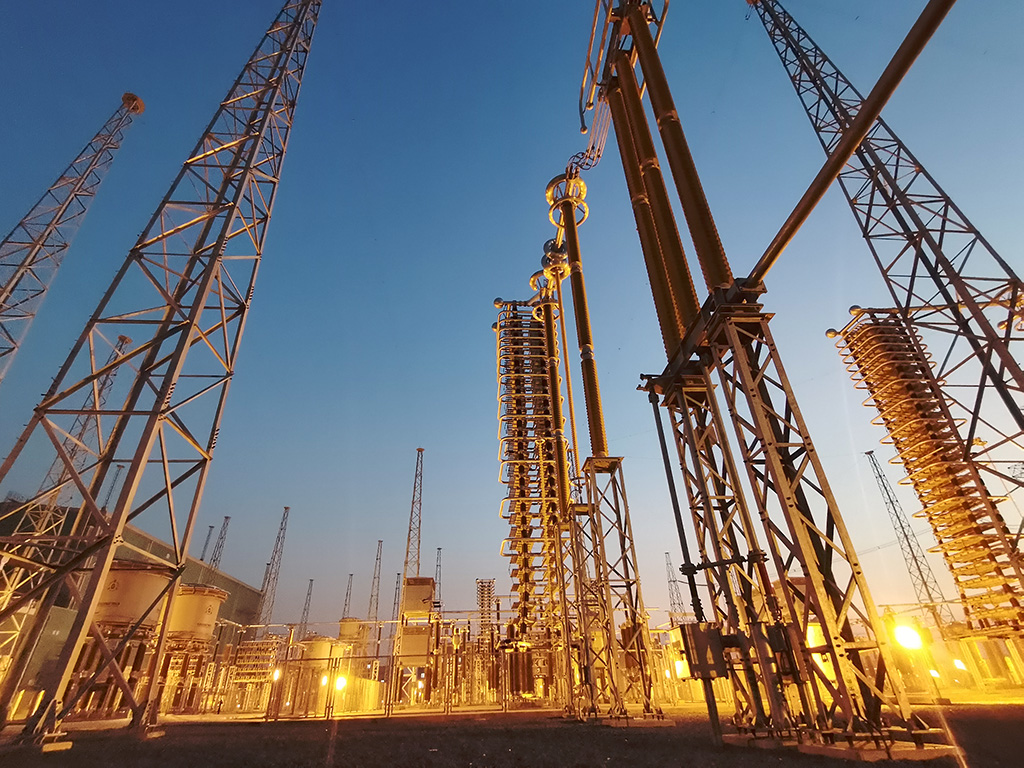 ±660kV巴基斯坦默蒂亞里-拉合爾（默拉）直流輸電項目拉合換流站夜景。（國家電網(wǎng)供圖）