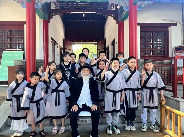 聽孔廟歷史見證人——白胡子爺爺講述臨沂城過去的故事。臨沂市博物館供圖