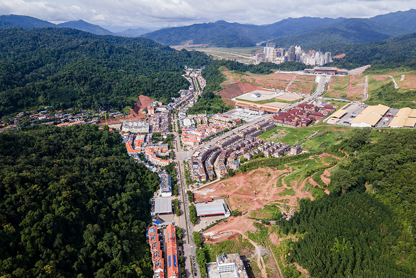 磨憨口岸俯瞰，右前方高層白色建筑群為老撾境內(nèi)。人民網(wǎng)記者 符皓攝