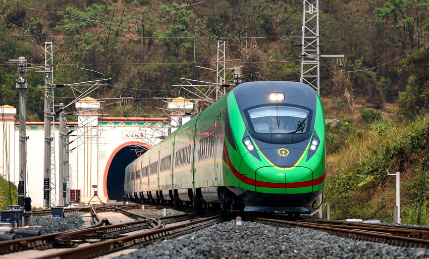 “復(fù)興號”動車組列車駛過友誼隧道。徐章位攝