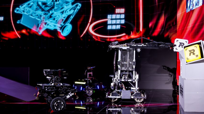 武漢工程大學(xué)大學(xué)生們帶來的機(jī)甲大師對(duì)抗比賽。主辦方供圖