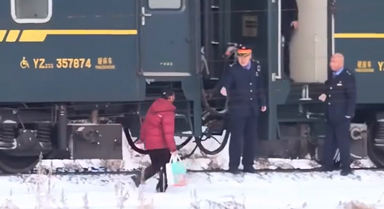 這輛綠皮火車(chē)，一個(gè)人也會(huì)等